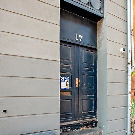Sanders Penny - Charming Three-bedroom In The Middle Of Action Apartment