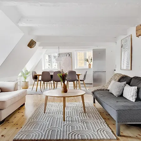 Sanders Penny - Charming Three-bedroom In The Middle Of Action Apartment *
