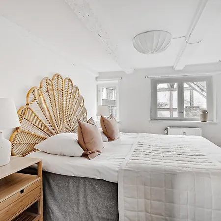 Sanders Penny - Charming Three-bedroom In The Middle Of Action