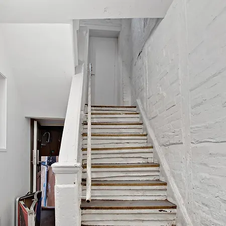 Sanders Penny - Charming Three-bedroom In The Middle Of Action Apartment *