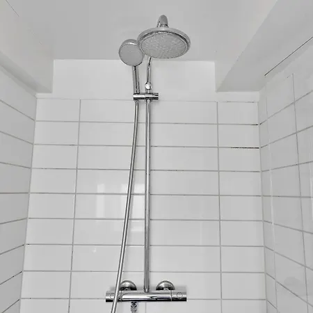 Sanders Penny - Charming Three-bedroom In The Middle Of Action Appartement *