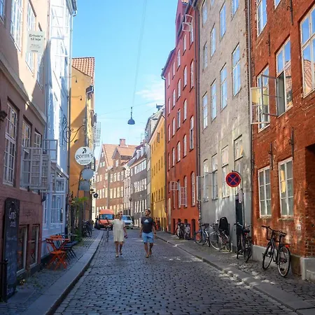 Sanders Penny - Charming Three-bedroom In The Middle Of Action Appartement