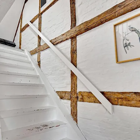 Sanders Penny - Charming Three-bedroom In The Middle Of Action *