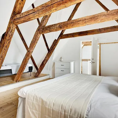 Sanders Penny - Charming Three-bedroom In The Middle Of Action Apartment